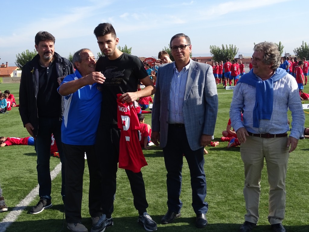 Moment de l'homenatge als exjugadors del club, amb el vicepresident de l'FCF Josep Vives, segon per la dreta