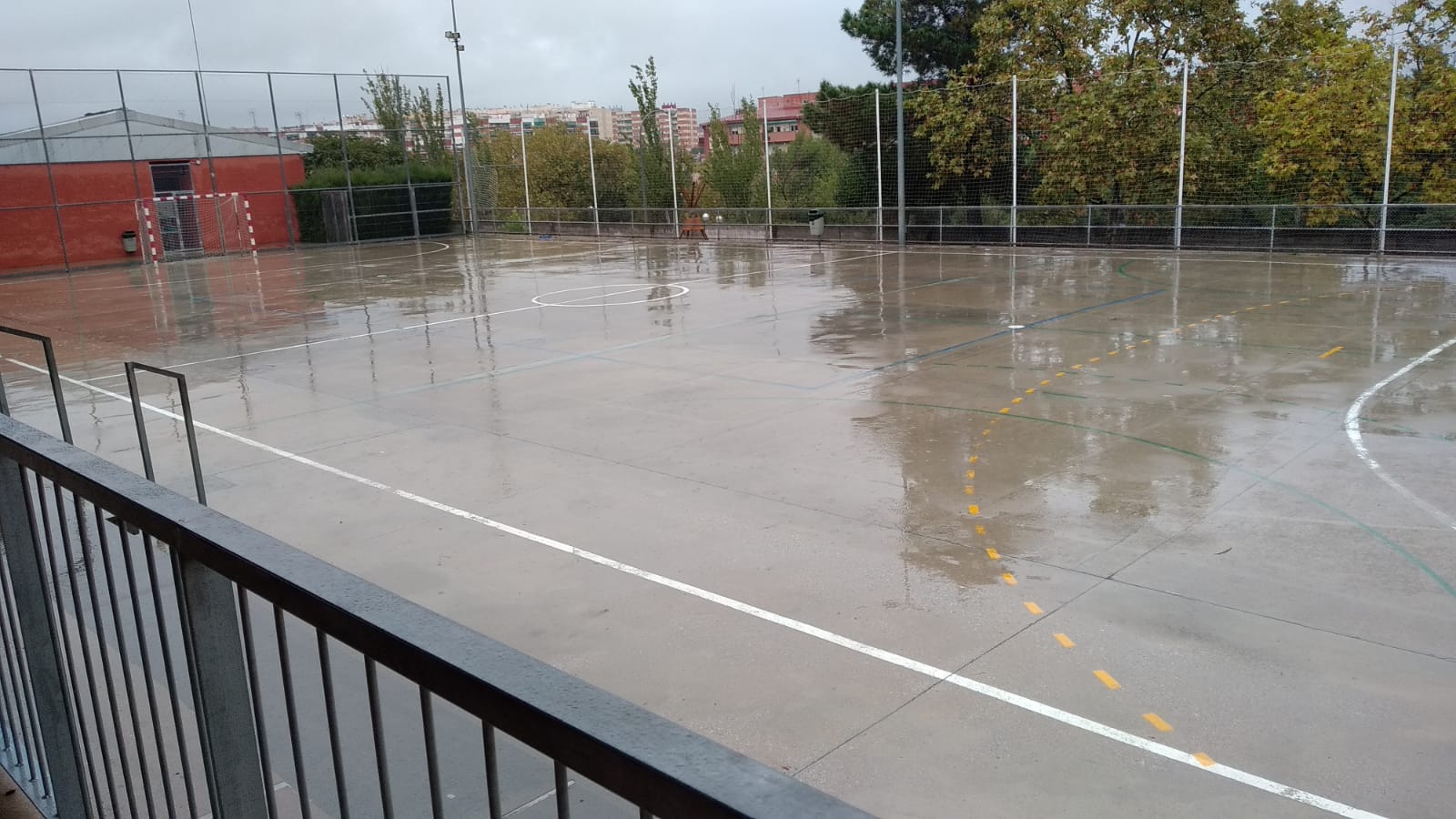 La pista de l'Escola Pau Casals, a Sabadell, anegada per la pluja aquest cap de setmana