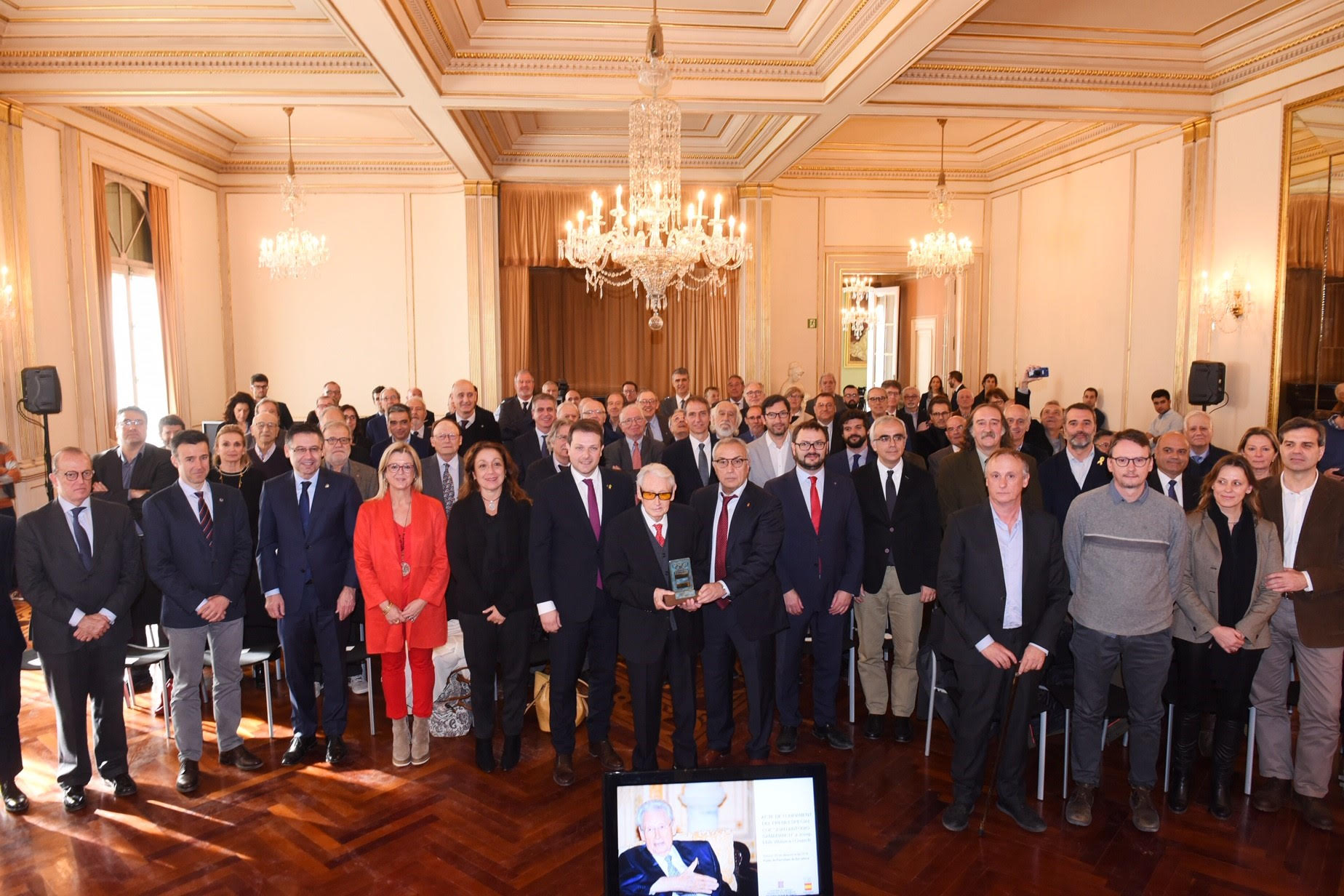 Foto de grup de tots els representants institucionals presents en l'homenatge / GENERALITAT DE CATALUNYA