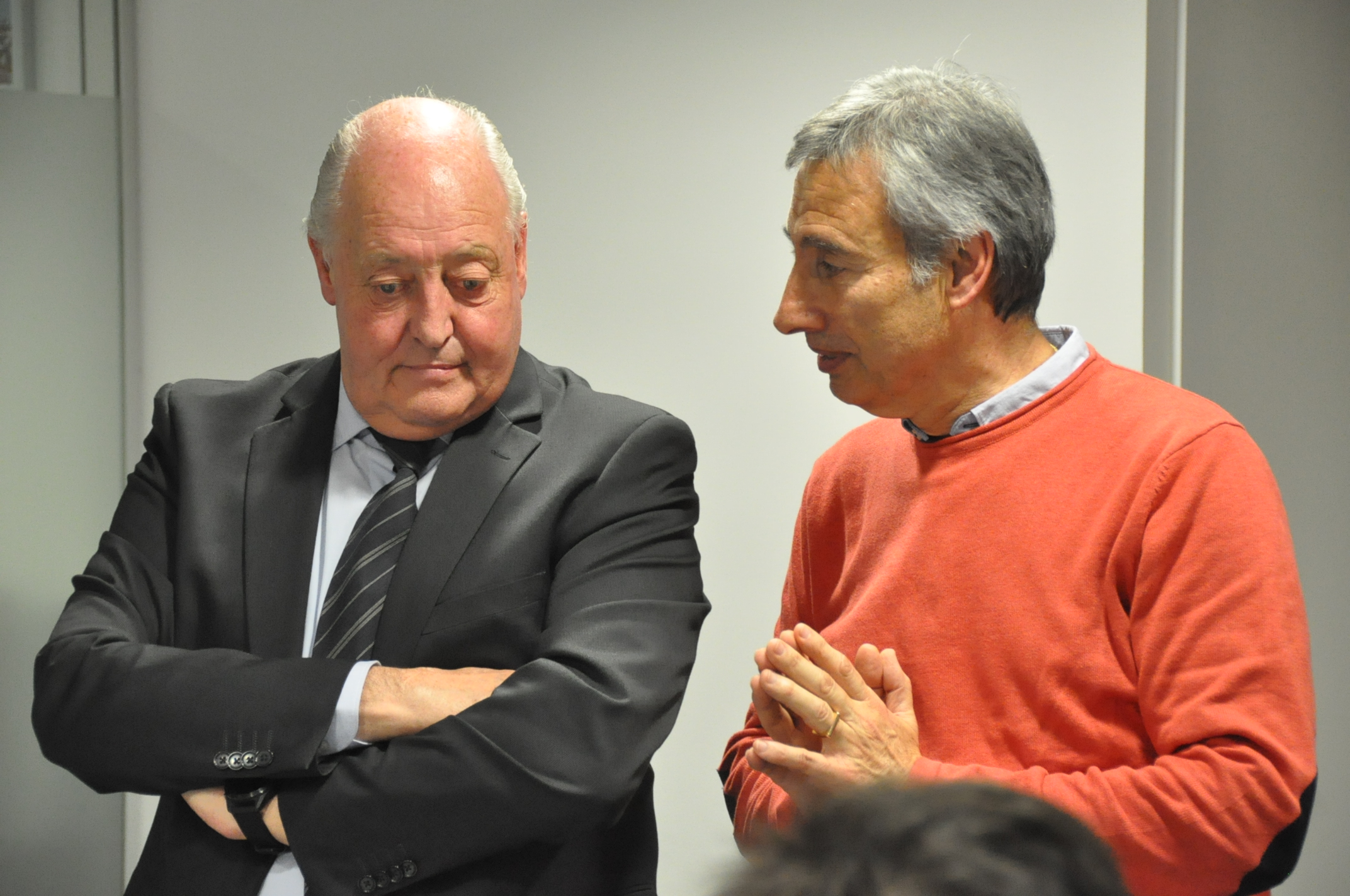 Fèlix Gimeno, conversant amb Joan Soteras durant la reunió