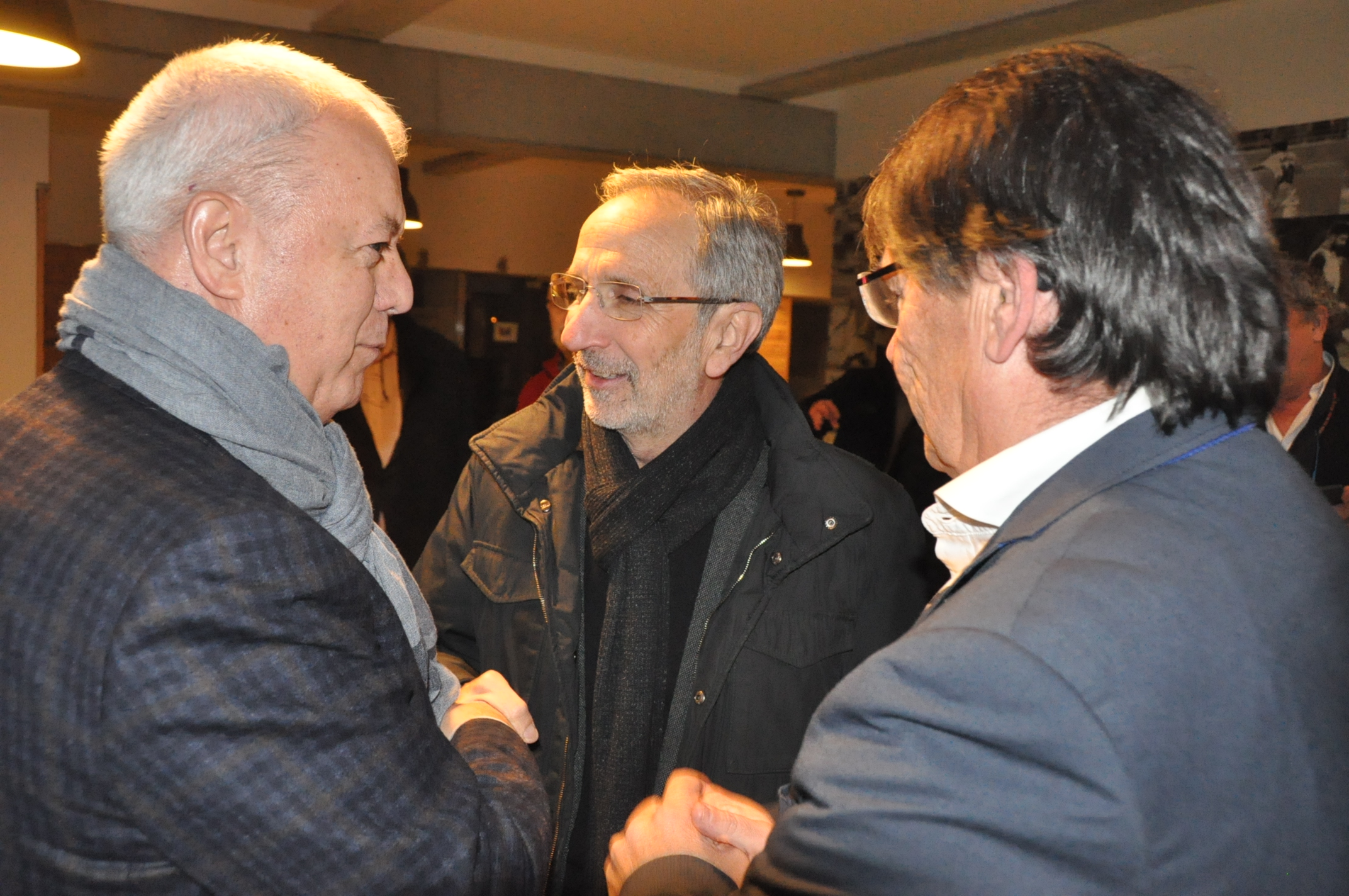 El vicepresident primer, Josep Llaó, a l'esquerra, conversant amb l'alcalde de Granollers, Josep Mayoral, i el delegat Juan Núñez