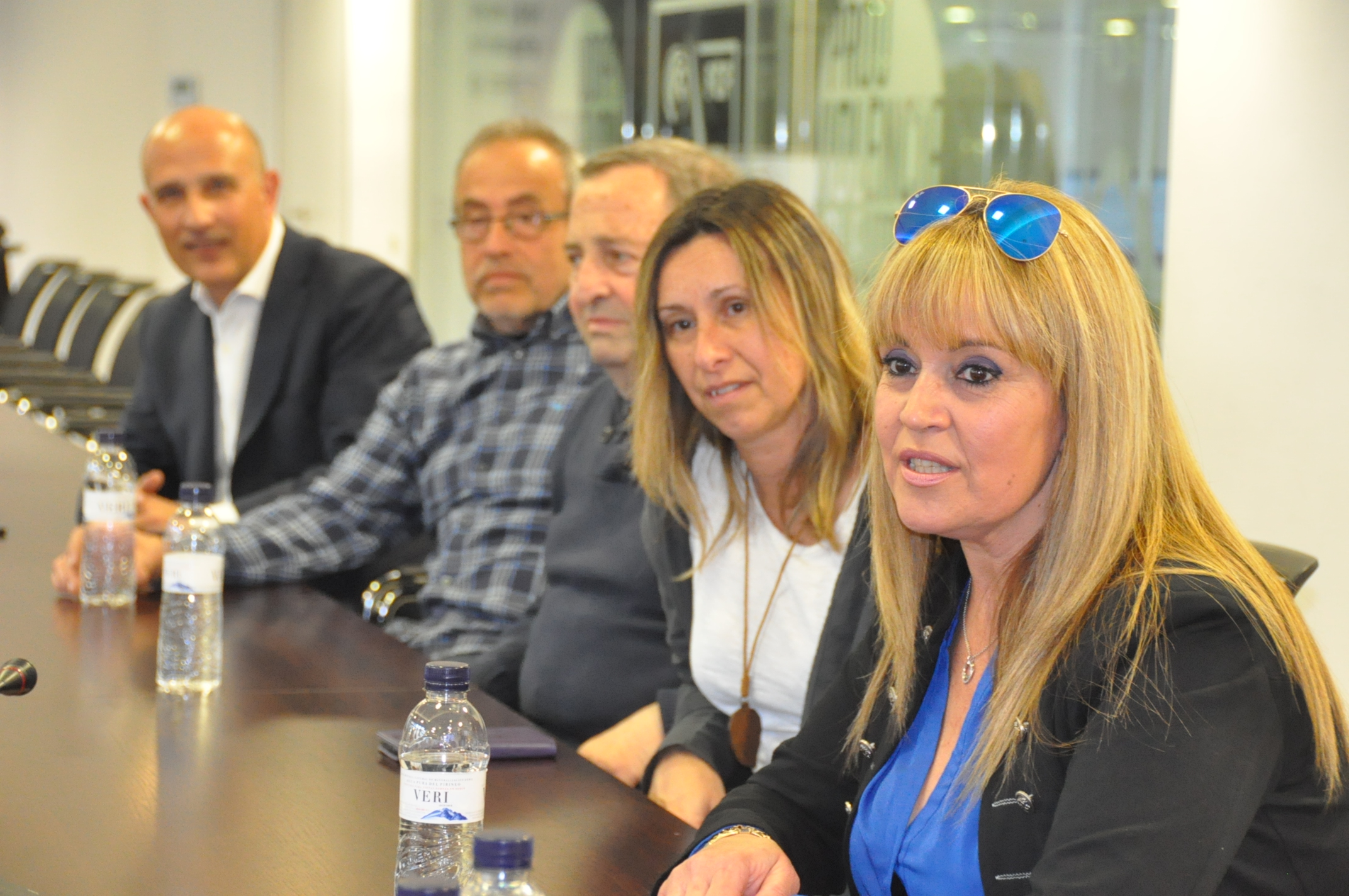 La presidenta del Canet FC, Glòria Ruiz, durant la seva exposició, al costat dels membres de la seva junta directiva