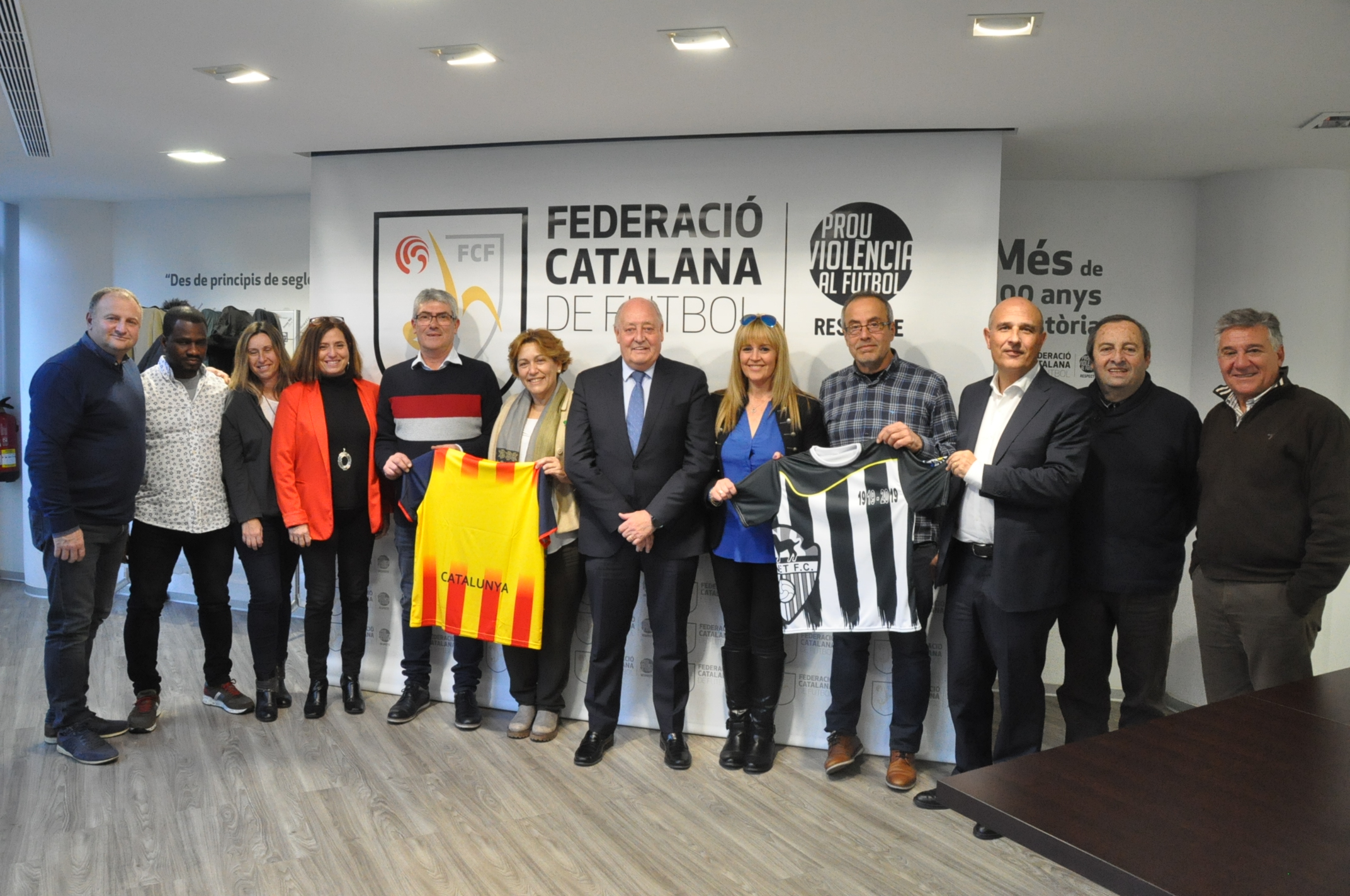 L'FCF ha obsequiat el club i l'Ajuntament amb una samarreta de la Selecció Catalana