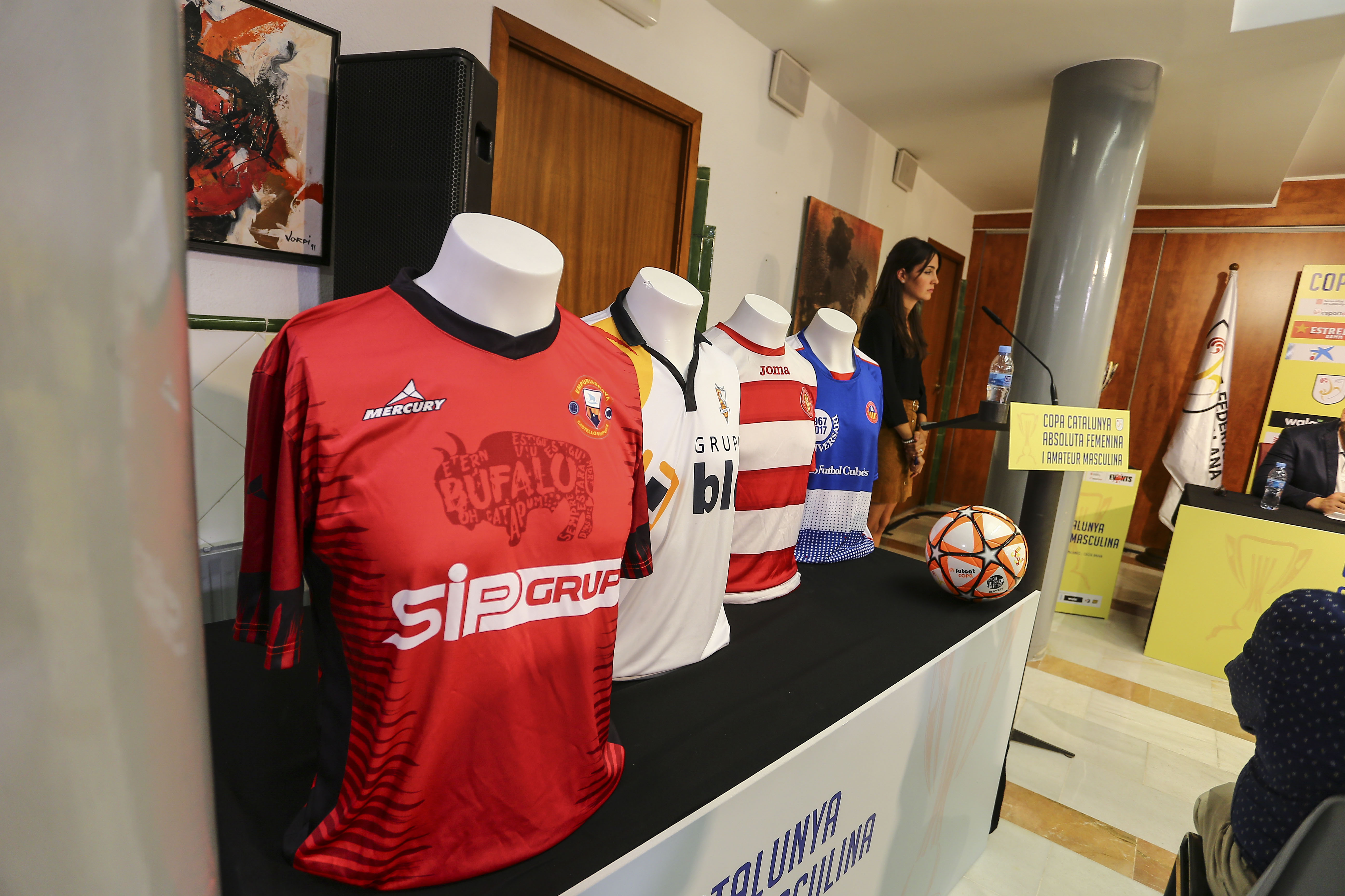 Les samarretes dels equips semifinalistes, en la presentació de la Fase Final de la Copa Catalunya Femenina i Amateur