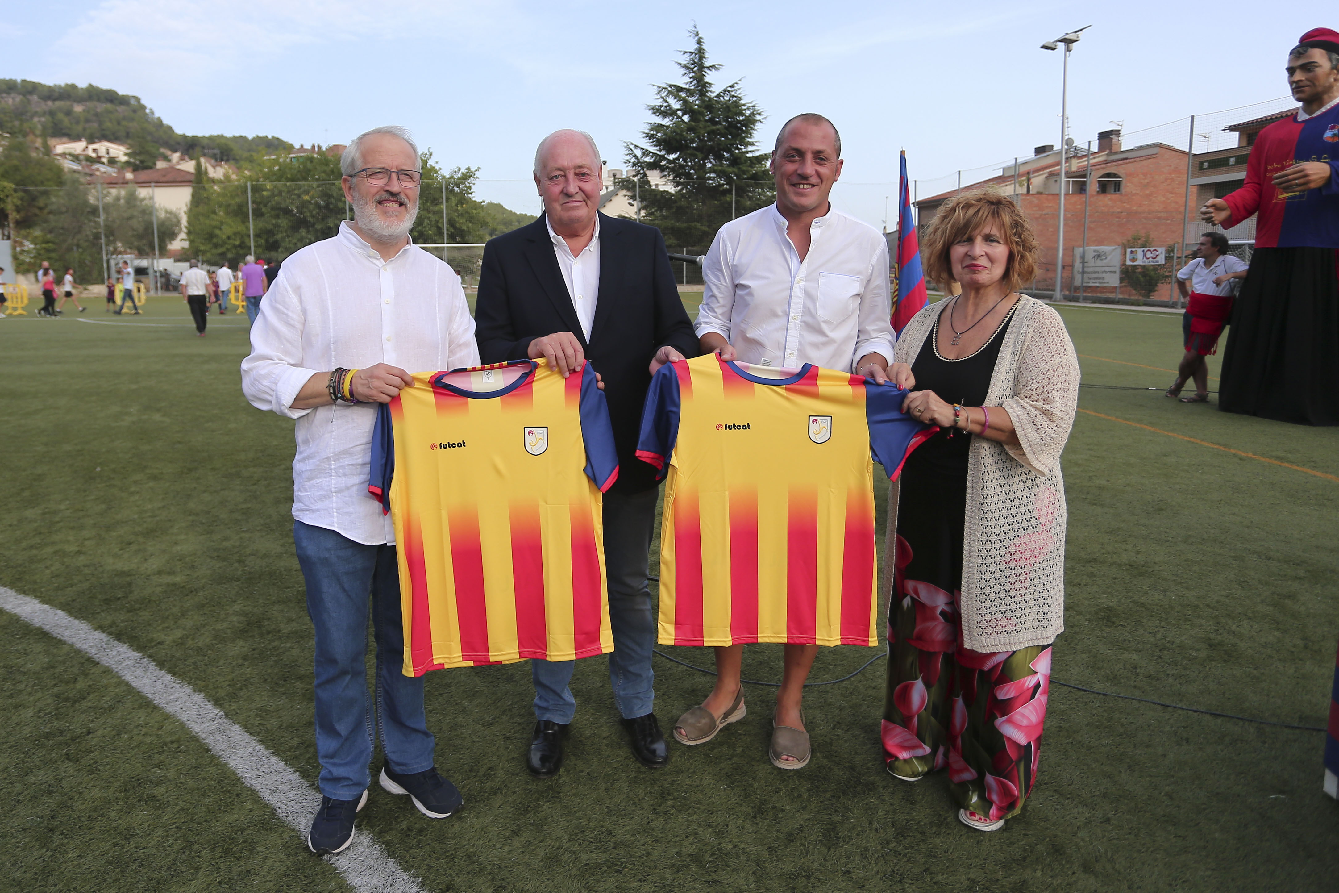 Soteras i Linares han fet entrega de dues samarretes de la Selecció Catalana al president del club i l'alcalde del municipi