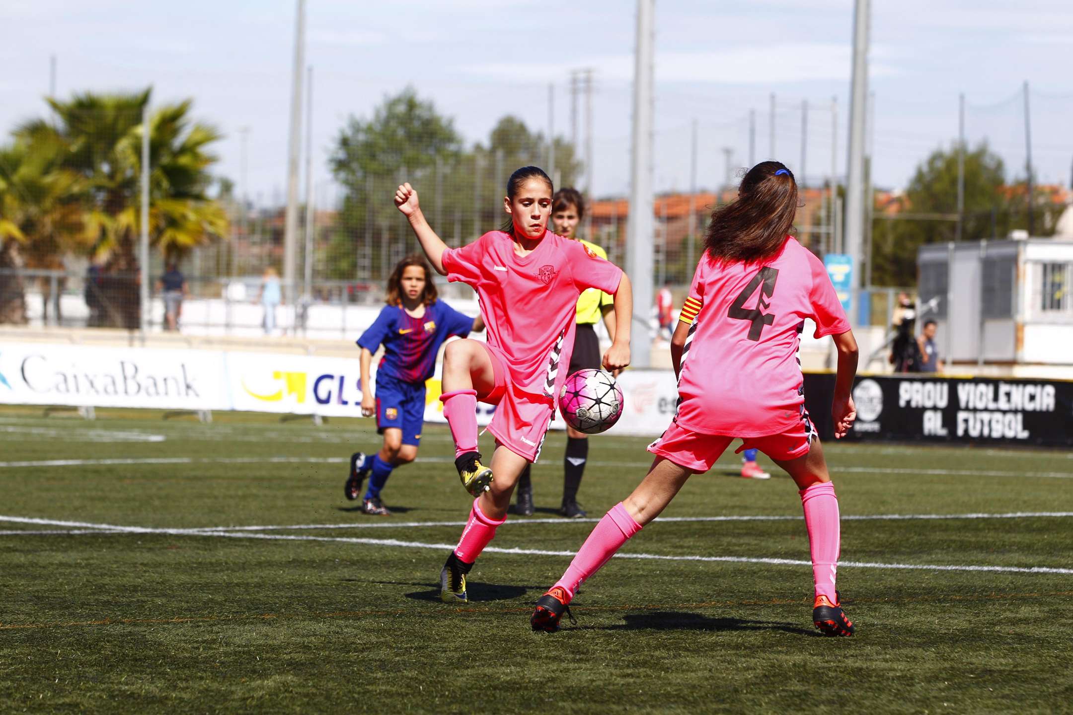 El FC Barcelona i el Femení Manu Lanzarote es van enfrontar en la final Prebrenjamí-Benjamí-Aleví femení a la 9a Festa del Futbol Català