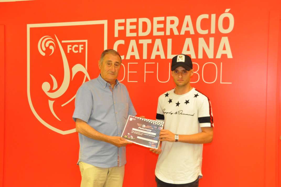 El guanyador Adrián Díaz, del CF Can Buixeres, amb el subdelegat de l'FCF al Barcelonès, Miquel Carrillo