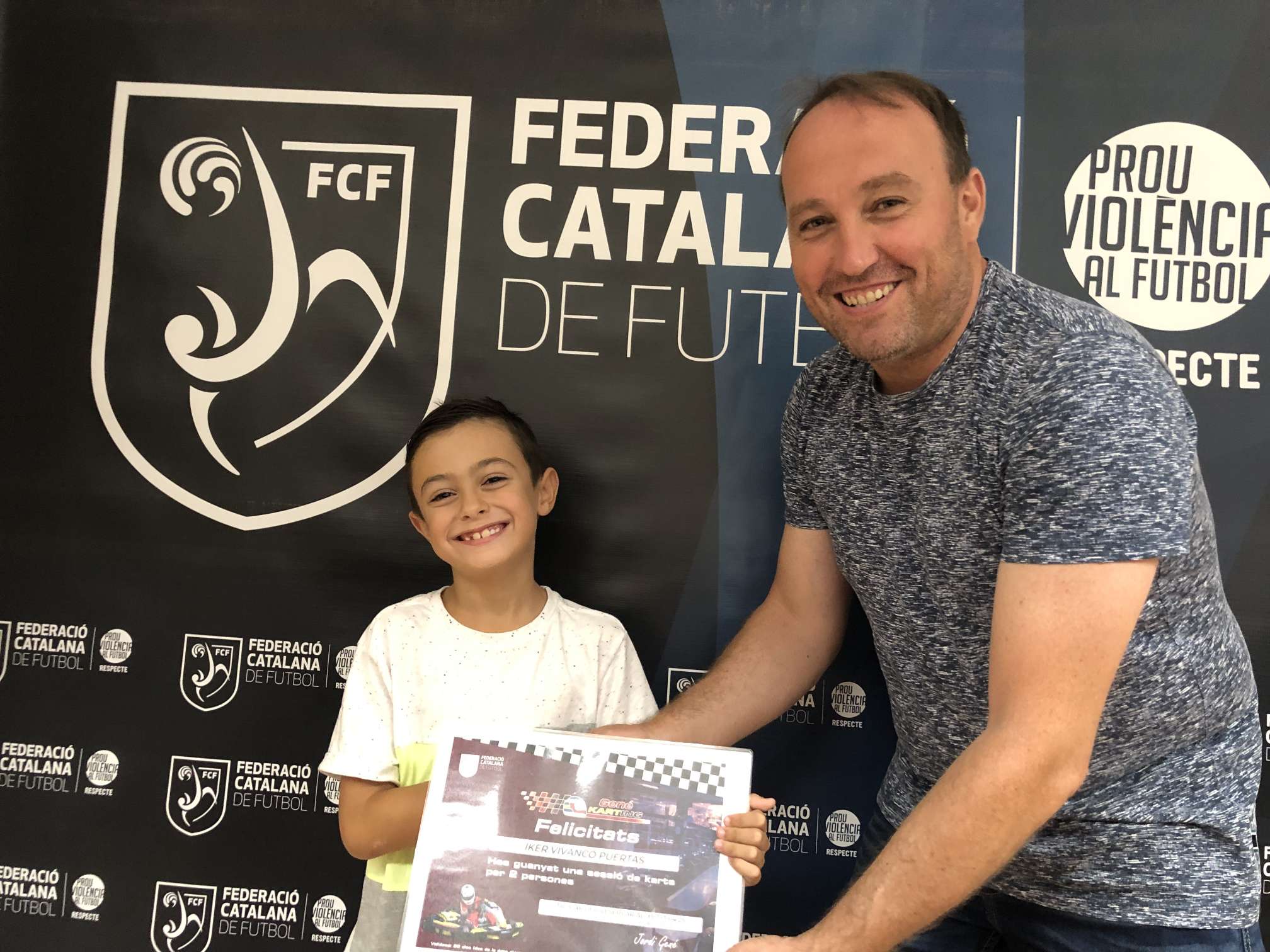 El directiu i subedelgat de l'FCF a Lleida, Jordi Solé, entrega el premi a Iker Vivanco