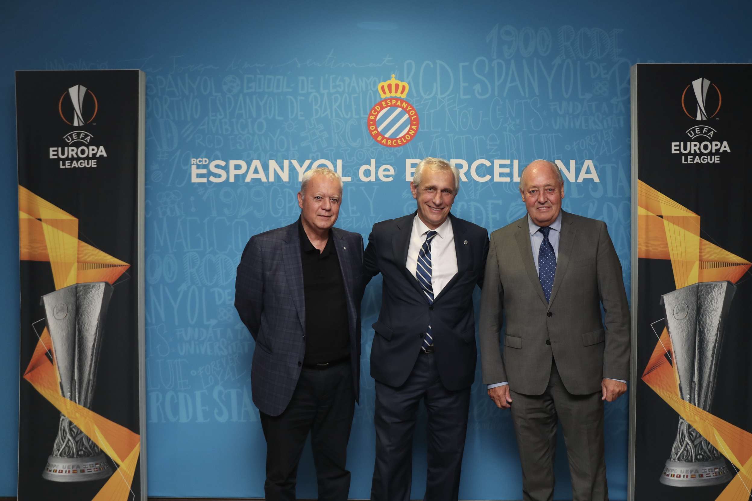 Soteras, a la dreta, i Llaó, a l'esquerra, acompanyant García Pont / FOTO: RCD Espanyol