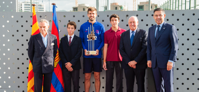 Moment de l'entrega del premi Aldo Rovira a Piqué / FOTO: FC Barcelona
