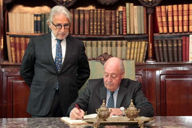 El president de l'FCF, signant el llibre d'honor de Foment del Treball / FOTO: Foment del Treball