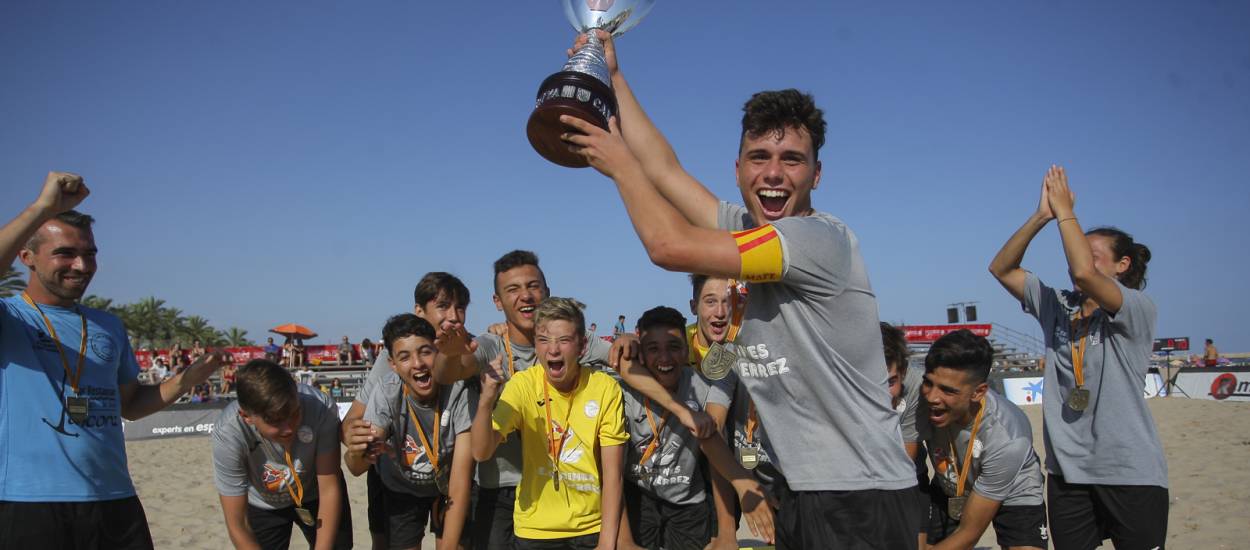 El Roses Platja revalida el títol de campió de Catalunya  de Futbol Platja Cadet Masculí