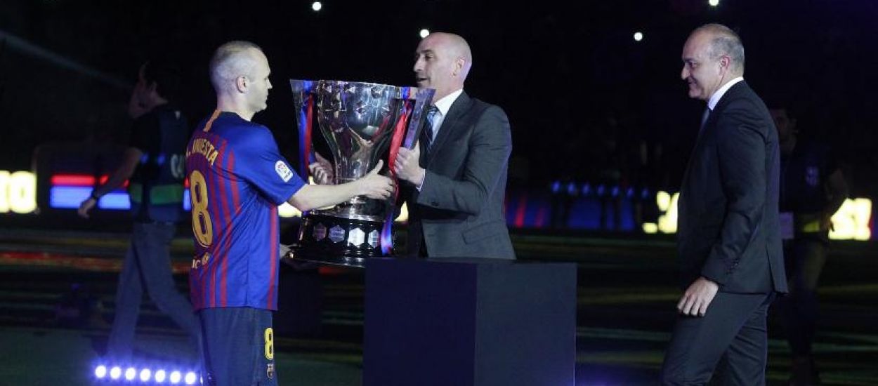 El president de la RFEF fa entrega de la Lliga al FC Barcelona