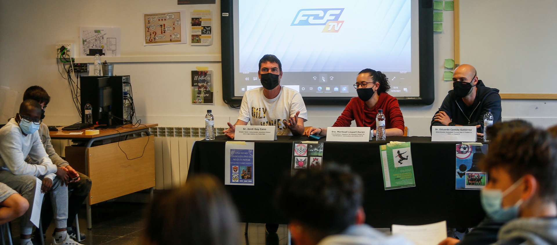 Jordi Gay i Eduard Castillo tornen a l’IES Les Vinyes per parlar d’#Orgullosa