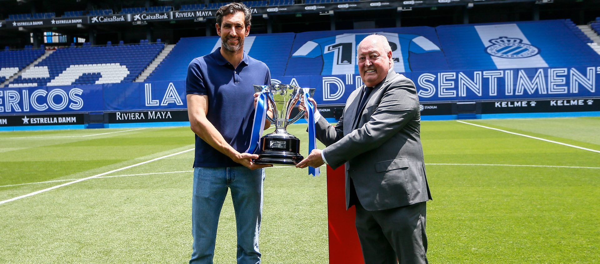 El president de l’FCF entrega el trofeu de campions de lliga al RCD Espanyol