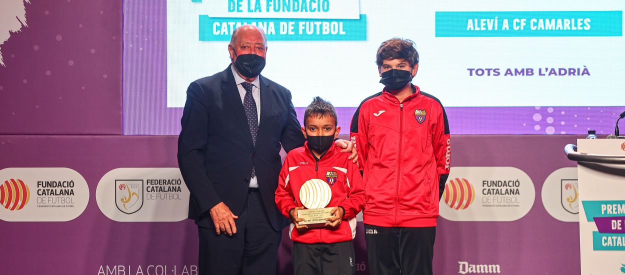 L'Aleví del CF Camarles: tots amb l'Adrià, distingit amb el Premi 'Ètica Esportiva i Joc Net'