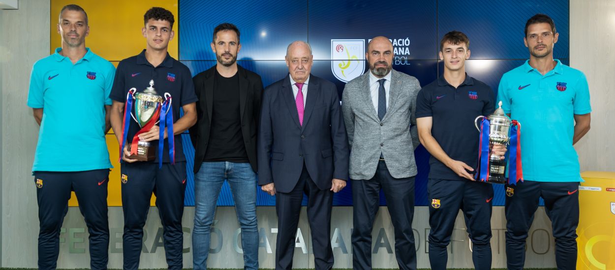 El president de l'FCF entrega els títols de lliga als Juvenils 'A' i 'B' del FC Barcelona