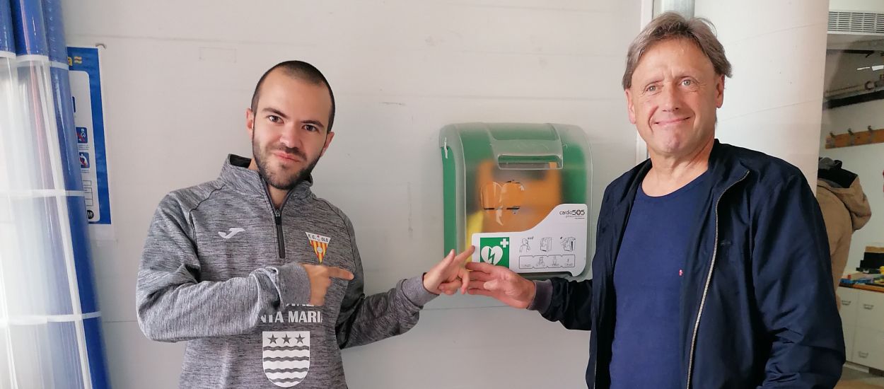 Esteve Olivella fa entrega d'un DEA al FC Oló coincidint amb el partit de l'ascens