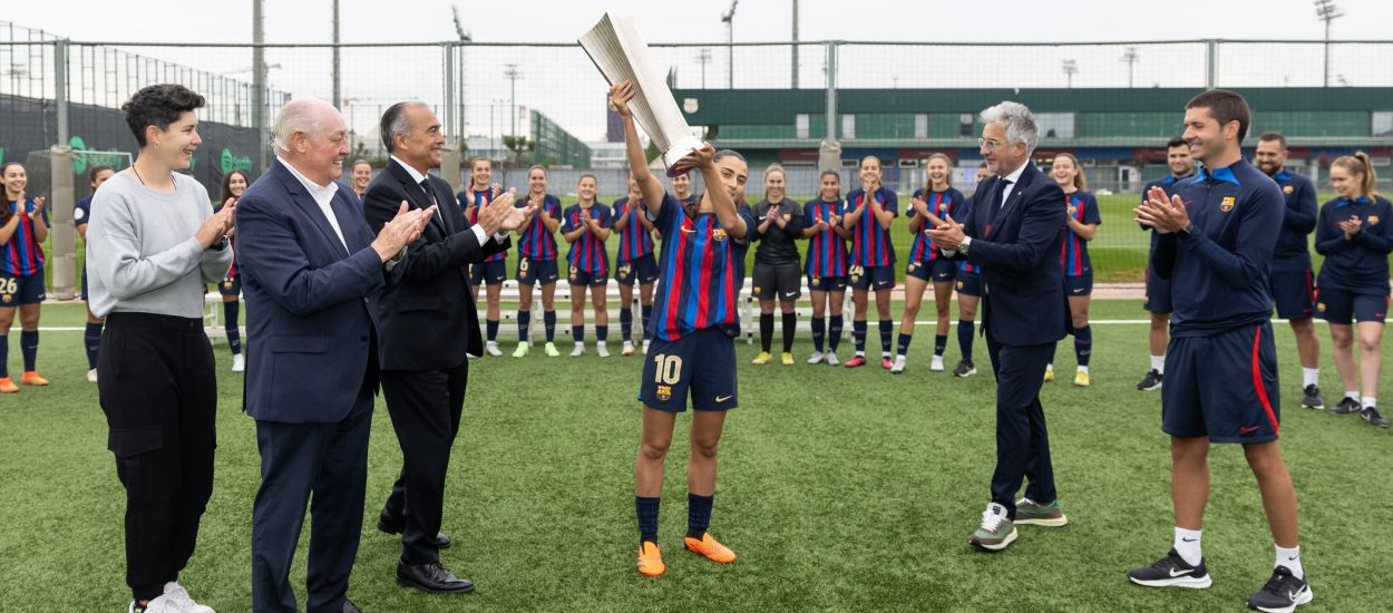 Joan Soteras entrega els títols de lliga al FC Barcelona Femení ‘B’ i Juvenil ‘A’
