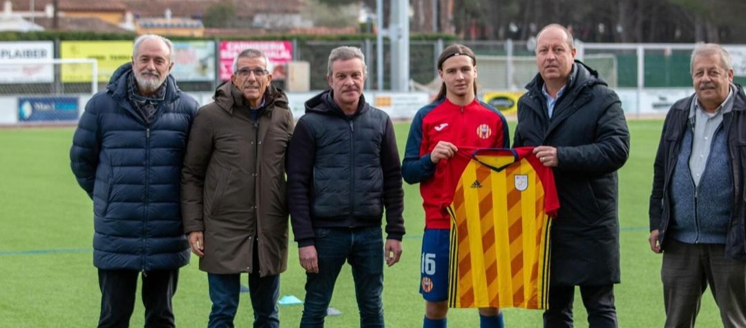 Entrega de la samarreta de Catalunya al futbolista Izan González