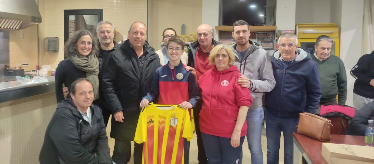 Entrega de la samarreta de Catalunya a Quim Melero, jugador de 14 anys de la Fundació Begur que va patir una aturada cardíaca mentre entrenava