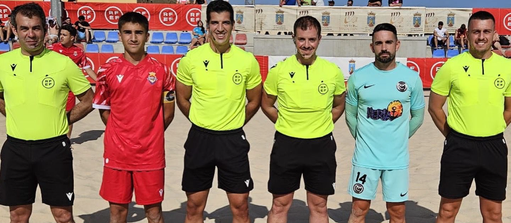 L’àrbitre català, Enric Bureu, present al Campionat de Segona Divisió de Futbol Platja masculí