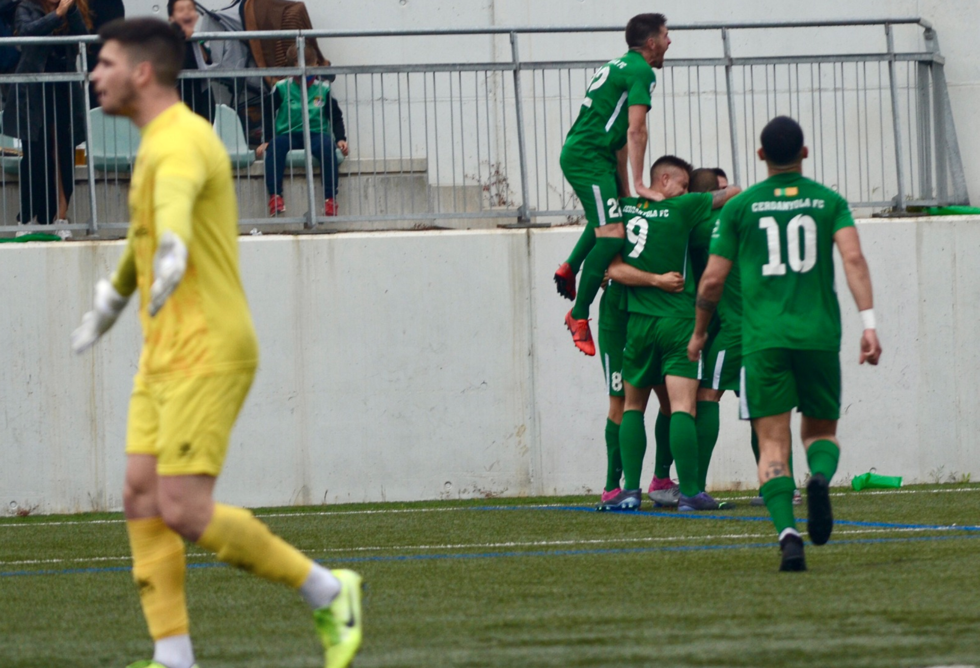 Els jugadors verds, després d'un dels gols / FOTO: Cerdanyola del Vallès FC