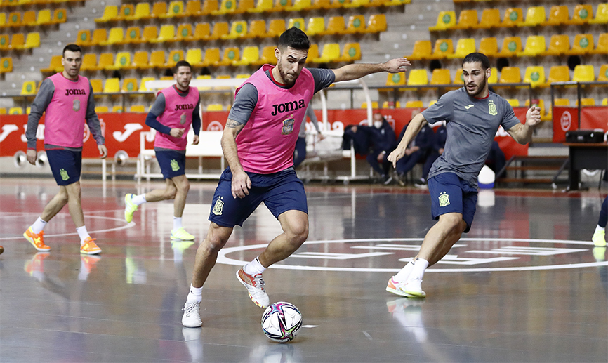 Esteban Cejudo, defensant al català Adolfo Fernández - RFEF