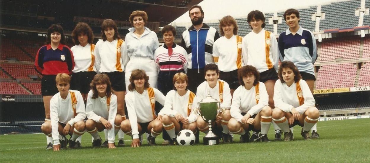 La Selecció campiona, exhibint el títol en l'arribada a Catalunya, l'any 1986 al Camp Nou / FOTO: Arxiu Adelina Pastor