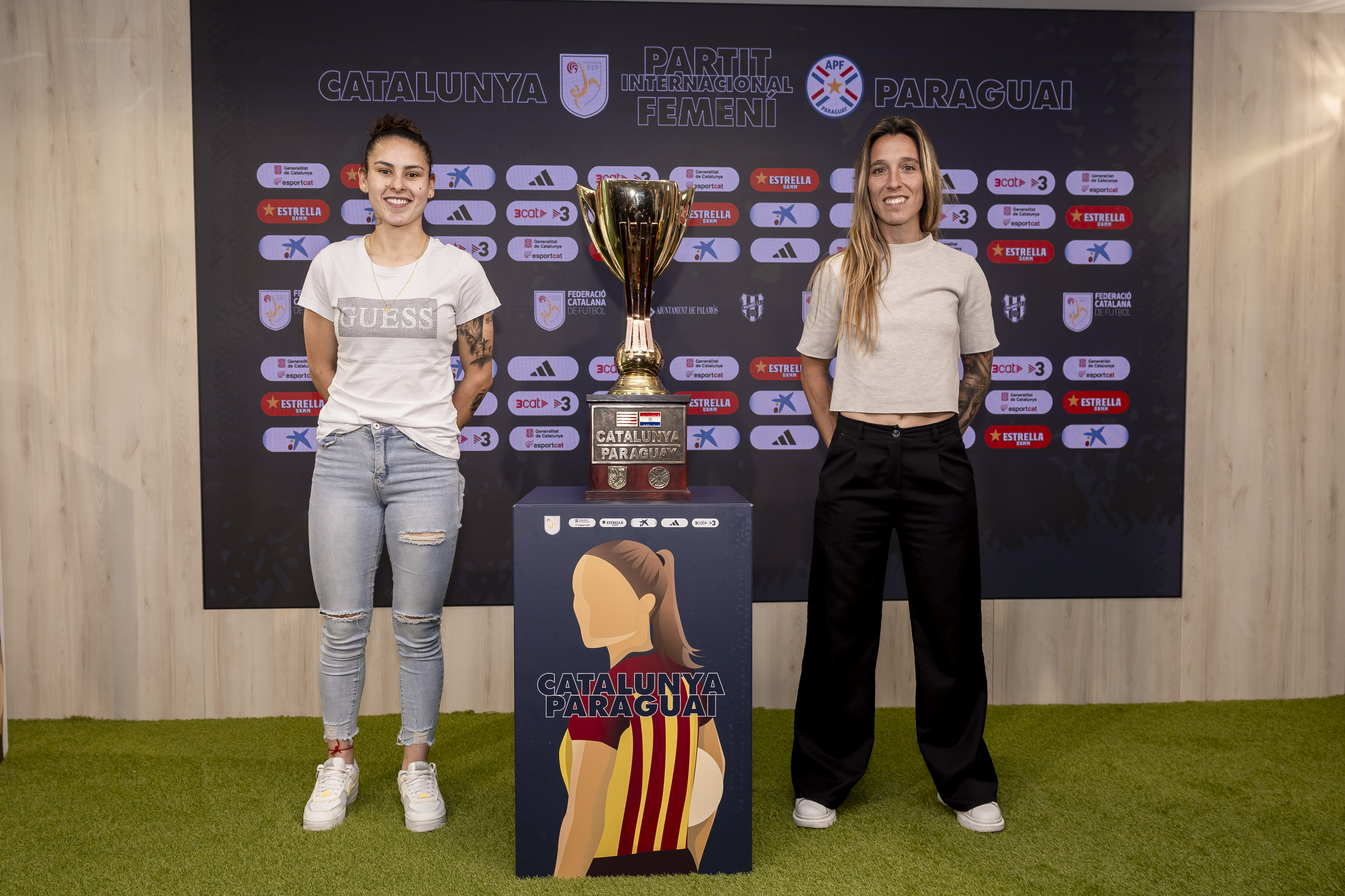 Cristina Baudet, jugadora de Catalunya i Jessica Martínez, jugadora de Paraguai durant la Presentació Oficial del partit