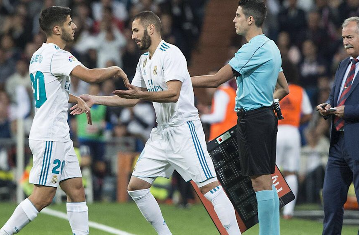 Albert Ávalos, com a quart àrbitre al Santiago Bernabéu / FOTO: Diario AS