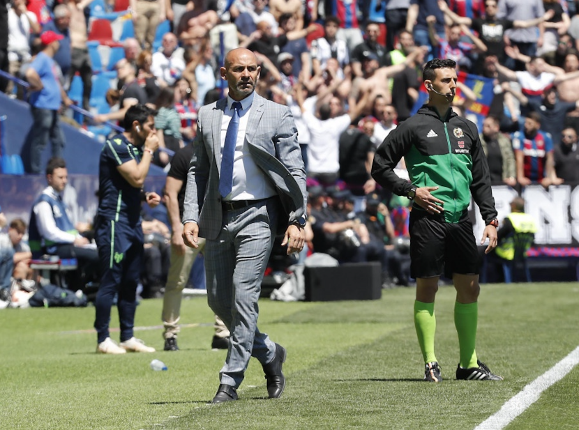 Albert Català, com a quart àrbitre en un Levante UD - Rayo Vallecano / FOTO: La Liga