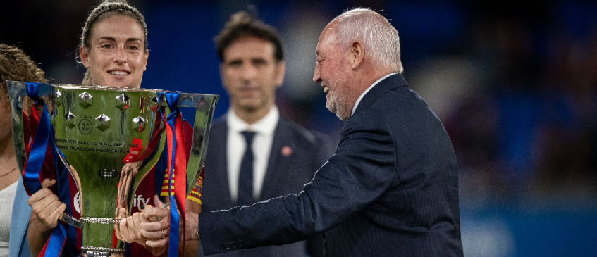 El president de la Federació Catalana de Futbol, Joan Soteras, ha fet entrega del títol de campiones de lliga al FC Barcelona