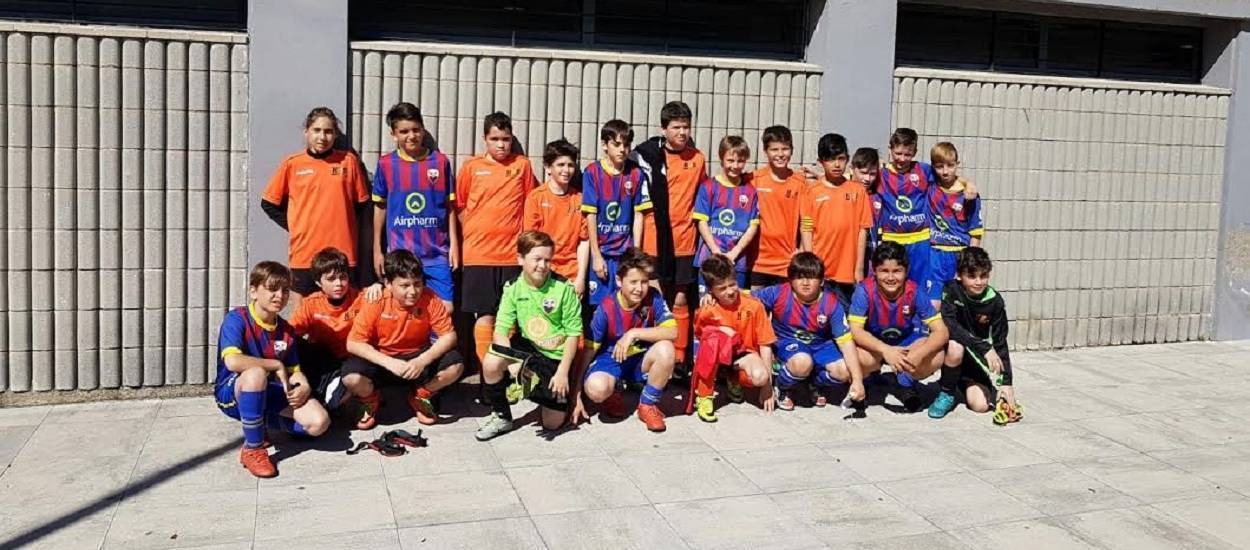 Gest esportiu de l’Escola de Futbol Ángel Pedraza amb el seu rival
