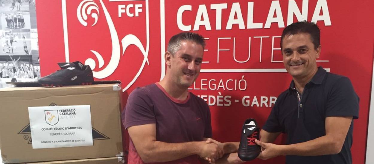 La subdelegació del Penedès-Garraf fa una donació de 50 parells de botes de futbol a l'Ajuntament de Calafell